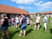 Společné odpoledne rodičů a dětí - natírání popelnic